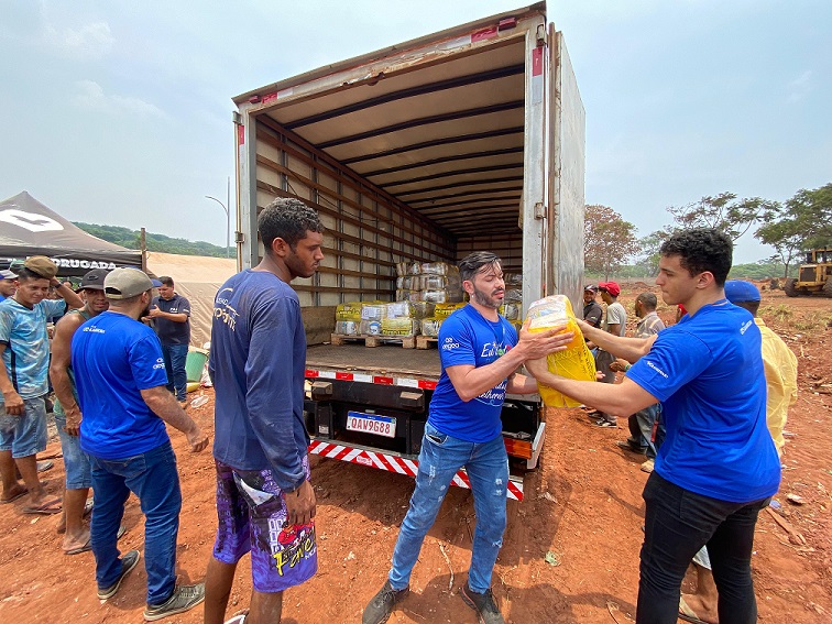 Voluntariado da Águas entrega cestas básicas para vítimas de incêndio na Comunidade Mandela