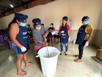Indígenas participam de oficina que ensina a produzir sabão com óleo de cozinha usado