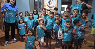 Costurando o Futuro: Voluntários transformam camisetas em inclusão social