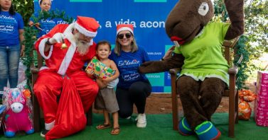 Voluntários da Águas Guariroba doam presentes de Natal para crianças da Vila Nasser