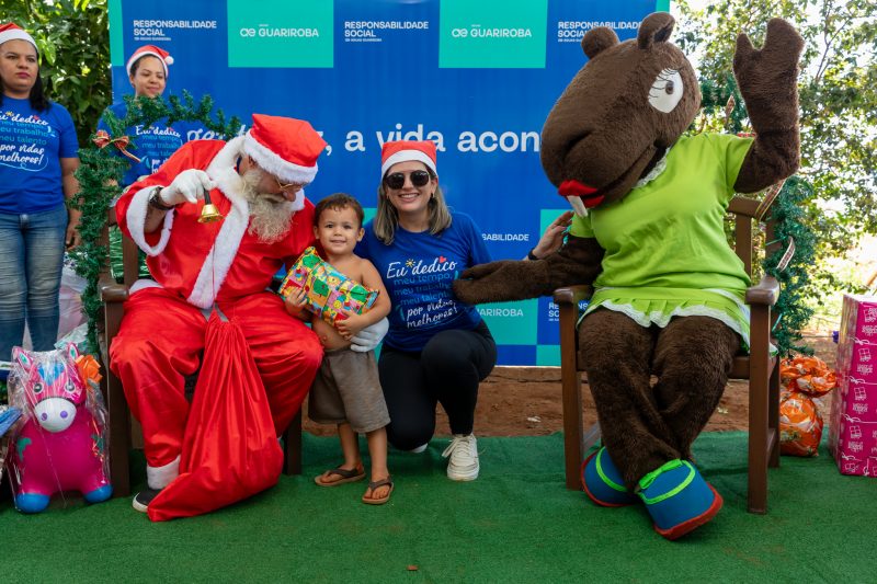 Voluntários da Águas Guariroba doam presentes de Natal para crianças da Vila Nasser