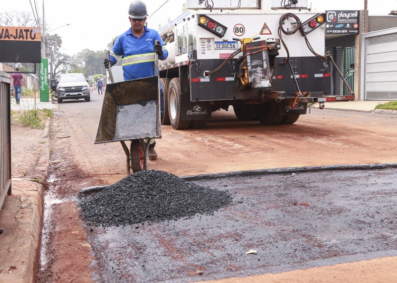 Asfalto passa por teste em laboratório e controle de padrão antes de cobrir as ruas de Campo Grande