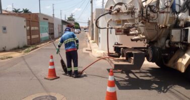 Extravasamento de esgoto alerta sobre a importância do uso correto da rede